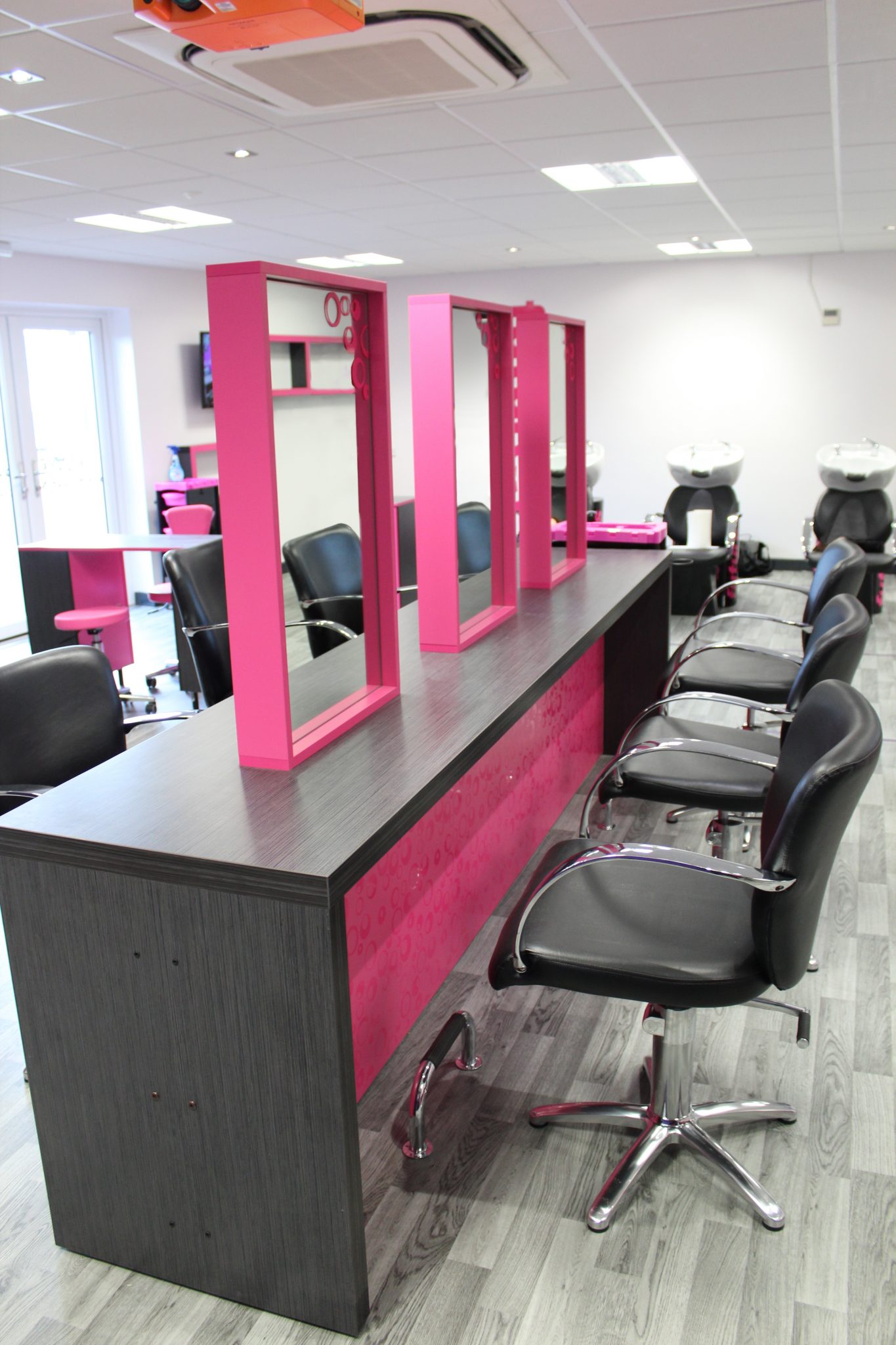 Hairdressing bench station